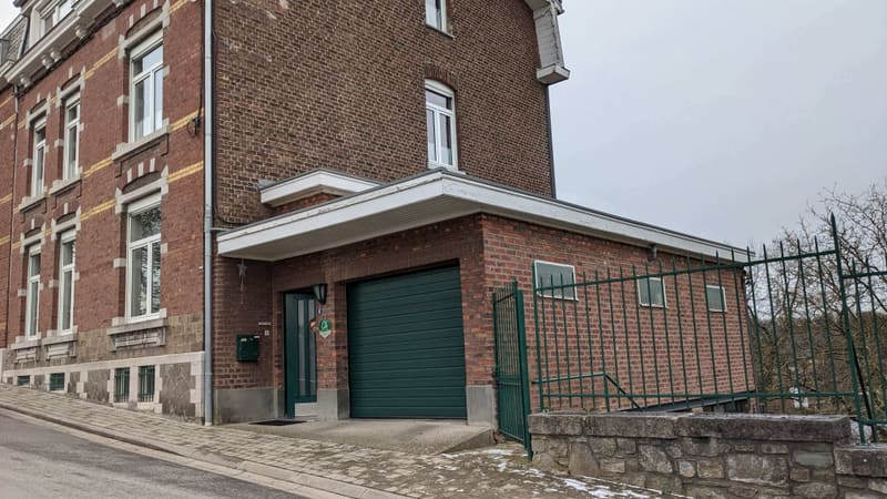 Het gastenhuis Au Pied des Ducs vanaf de straat, aan de voet van Limbourg