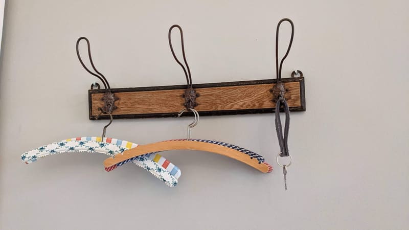 Detail van de kamer: stucwerk en raam met zicht op de vallei