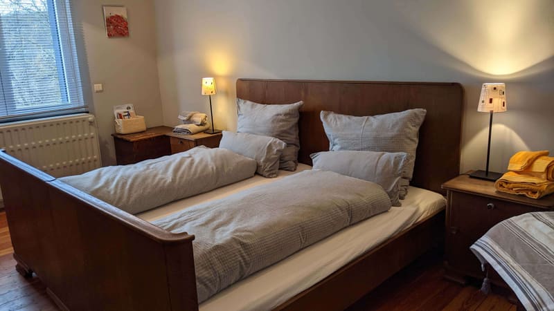 Gastenkamer met tweepersoonsbed, hoge plafonds en stucwerk — Au Pied des Ducs, Limbourg
